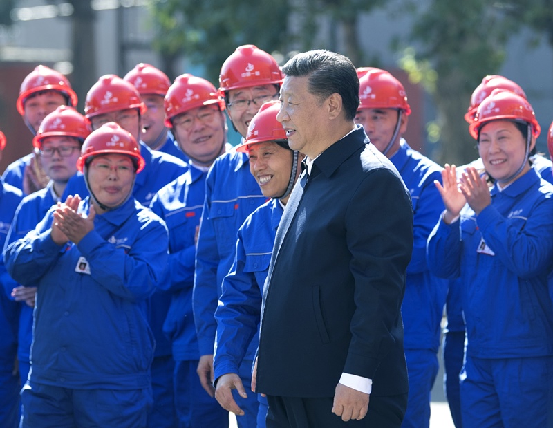 2018年9月26日，在中國一重集團，習(xí)近平總書記走到工人中間，同大家親切交流。