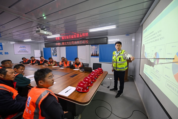 2024年11月13日，在中建二局北方公司天津項目部，工程技術(shù)人員為勞動者開展技能培訓。新華社記者 孫凡越 攝