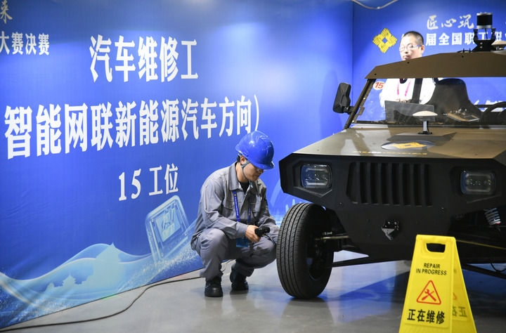 2024年9月11日，由全國總工會、人力資源和社會保障部等單位主辦的第八屆全國職工職業(yè)技能大賽決賽在陜西開幕。這是選手在位于西安國際會展中心的比賽場地參加汽車維修工（智能網(wǎng)聯(lián)新能源汽車方向）工種比賽。新華社記者 張博文 攝