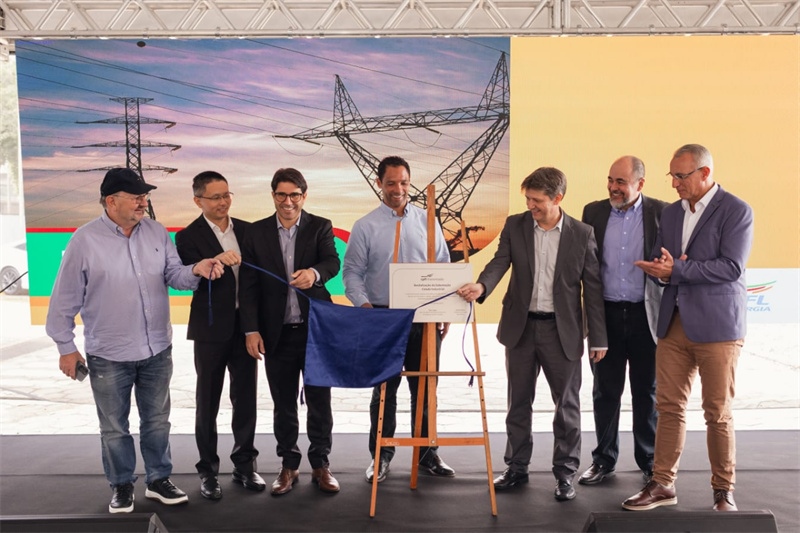 CPFL公司執(zhí)行副總裁弗拉維奧·恩里克·里貝羅（中）、CPFL輸電公司總裁李甫（左二）、南里奧格蘭德州州議員阿洛伊西奧·克拉斯曼（左一）、州長(zhǎng)代表豪爾赫·波佐邦（右一）等出席投運(yùn)儀式。 中國(guó)國(guó)家電網(wǎng)巴西電力CPFL公司供圖
