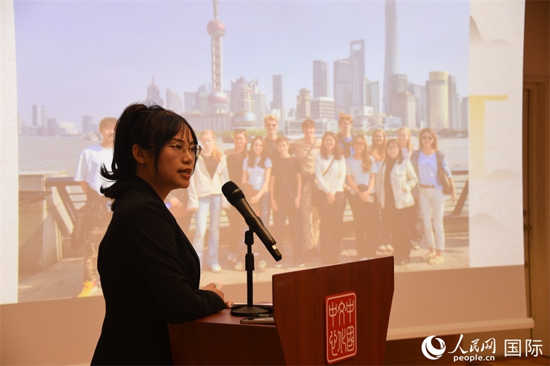 斯德哥爾摩考試中心經理陳曦介紹“漢語水平考試”情況。人民網(wǎng)記者 殷淼攝