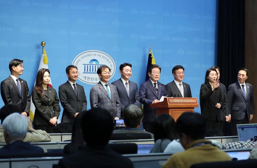 4月11日，李在明在韓國首爾舉行的新聞發(fā)布會上介紹他的總統(tǒng)競選團隊。新華社記者姚琪琳攝