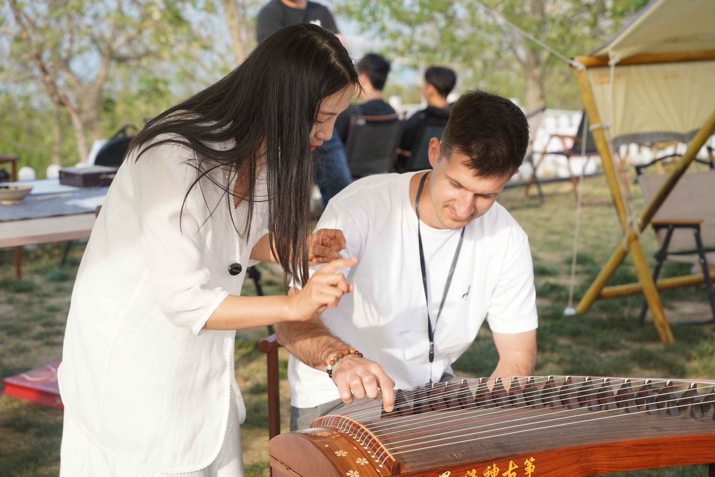 外媒體記者古箏體驗。主辦方供圖