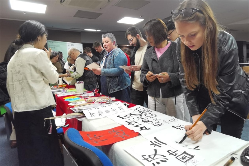 現(xiàn)場來賓體驗(yàn)中國傳統(tǒng)文化。中國駐波蘭大使館供圖。