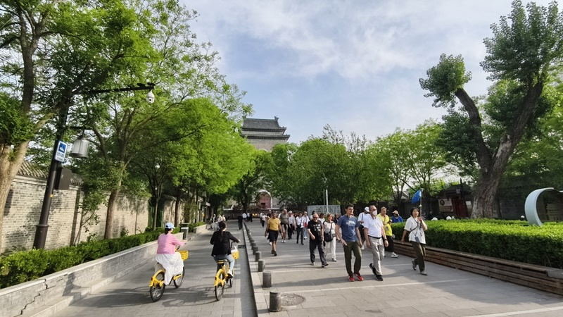 外國游客游覽北京鼓樓。人民網(wǎng)記者 李楠樺攝