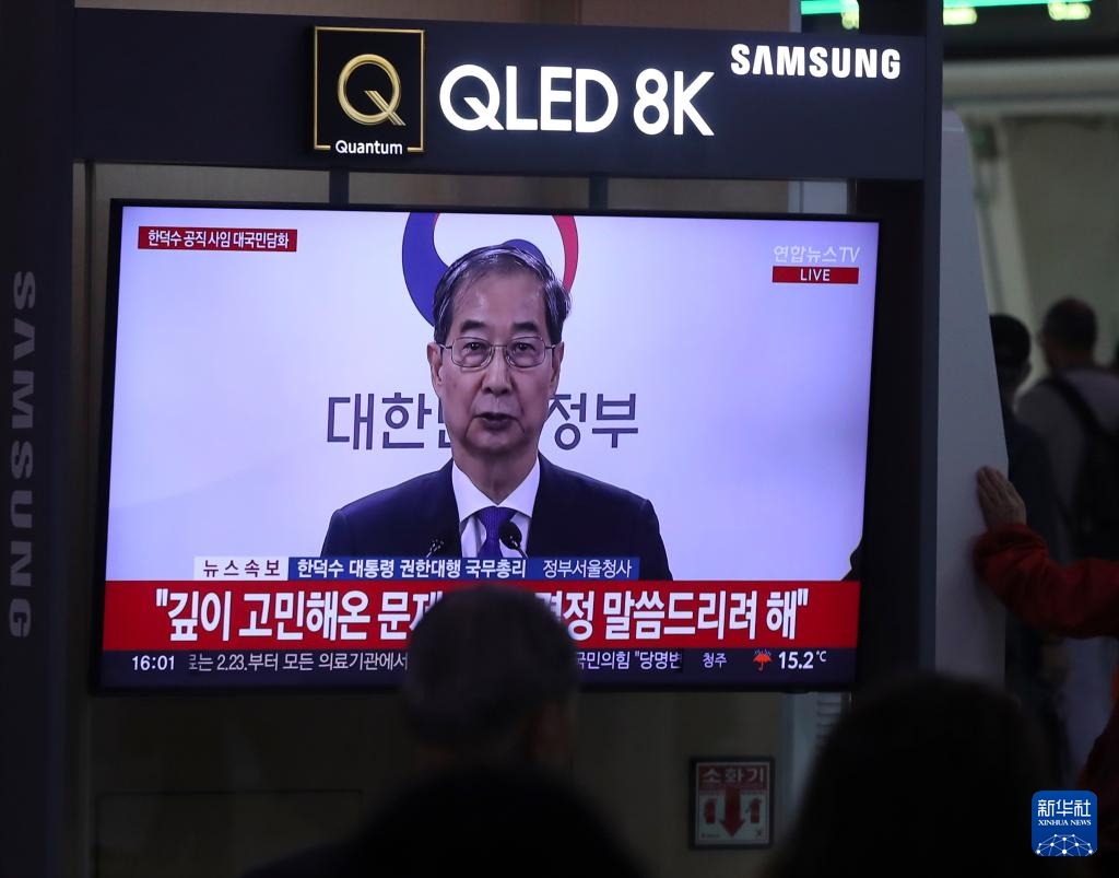 5月1日，在韓國首爾火車站，民眾觀看韓德洙辭職的新聞。新華社記者 姚琪琳 攝