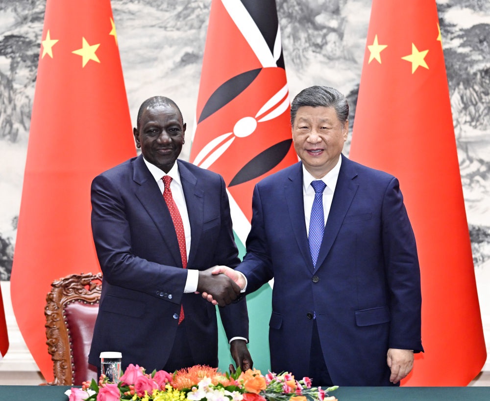 4月24日上午，國家主席習近平在北京人民大會堂同來華進行國事訪問的肯尼亞總統(tǒng)魯托舉行會談。這是習近平同魯托握手。新華社記者 岳月偉 攝