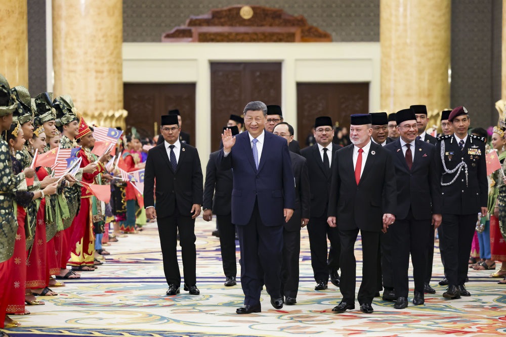 4月16日上午，馬來西亞最高元首易卜拉欣在馬來西亞國家王宮同中國國家主席習近平舉行會見。會見后，習近平出席易卜拉欣舉行的歡迎宴會。這是習近平向歡迎人群揮手致意。新華社記者 黃敬文 攝