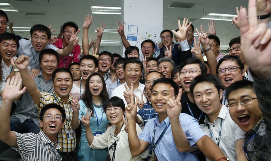 2013年8月29日，習(xí)近平總書(shū)記在東軟集團(tuán)（大連）有限公司同年輕員工親切合影。新華社記者 鞠鵬 攝