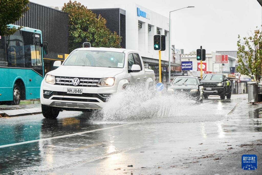 5月1日，汽車行駛在新西蘭南島城市克賴斯特徹奇的街頭。新華社發(fā)（陳思雨蒙 攝）
