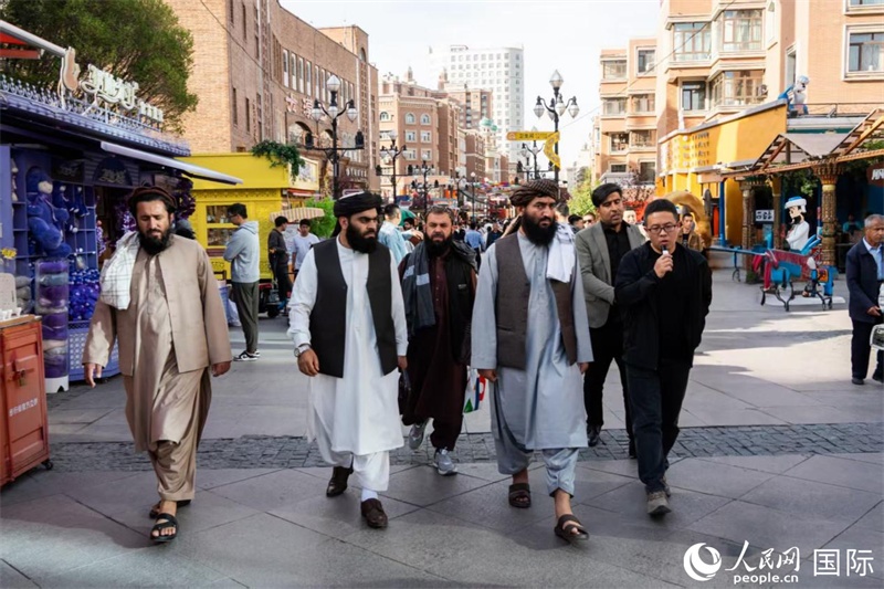 代表團在新疆國際大巴扎參觀。人民網(wǎng)記者 章凱風攝