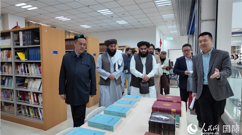 代表團在新疆伊斯蘭教經(jīng)學院圖書館參觀。人民網(wǎng)記者 章凱風攝