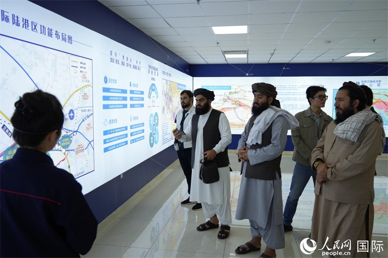 代表團在烏魯木齊國際陸港區(qū)參觀。人民網(wǎng)記者 章凱風攝