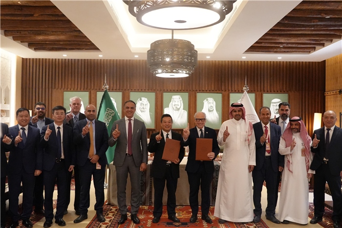 簽約合影。中國鐵建供圖