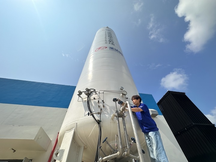 陳恩偉在海南商業(yè)航天發(fā)射場技術區(qū)罐區(qū)進行液氮轉注前準備。新華社記者 陳凱姿 攝