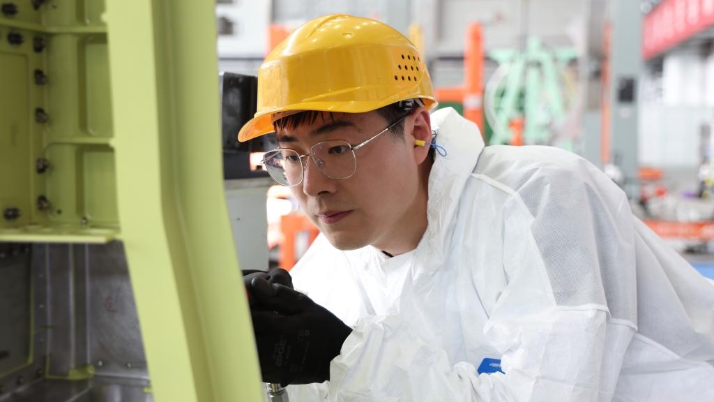 在中國航空工業(yè)集團成飛車間內，飛機鉚裝鉗工首席操作技師馮攀龍正在工作。（新華社發(fā)）