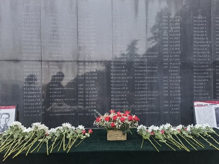 在南京抗日航空烈士紀(jì)念館鐫刻有蘇聯(lián)籍抗日航空英烈名錄的紀(jì)念碑前，擺放著人們獻(xiàn)上的鮮花（2024年11月22日攝）。新華社記者 邱冰清 攝