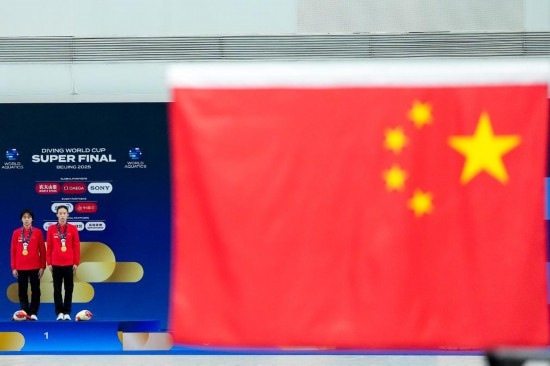 5月2日，獲得2025年跳水世界杯總決賽女子雙人10米臺冠軍的中國組合陳芋汐（右）/全紅嬋在頒獎儀式上。新華社記者 鞠煥宗 攝