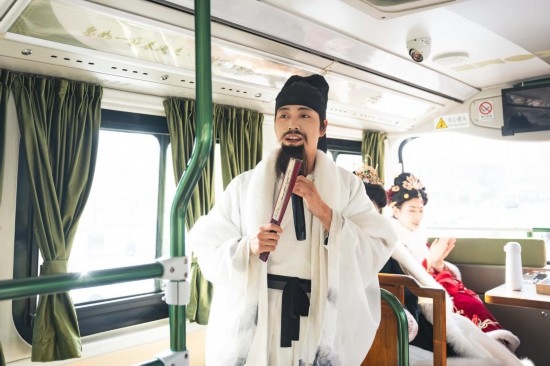 身著古裝的“伴游”在“長安尋夢”主題觀光車上為游客講解。（受訪者供圖）