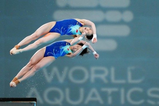 5月2日，陳芋汐（上）/全紅嬋在比賽中。新華社記者 鞠煥宗 攝