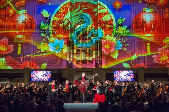 2025年2月6日，俄羅斯音樂(lè)家在圣彼得堡舉行的中俄新春音樂(lè)會(huì)上表演。新華社發(fā)（莫京娜 攝）