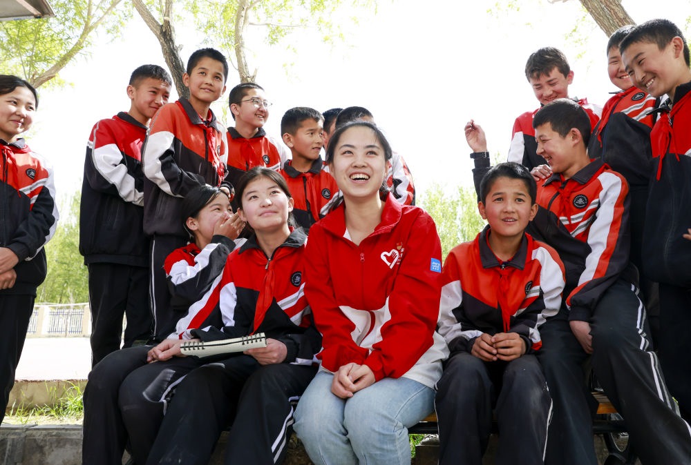 4月23日，在新疆克州阿圖什市哈拉峻鄉(xiāng)謝依特小學(xué)，支教教師高淑賢和學(xué)生們在一起。