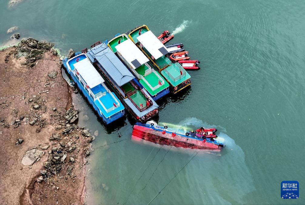 5月5日，救援人員在對傾覆船只進(jìn)行搜救（無人機(jī)照片）。新華社記者 劉續(xù) 攝