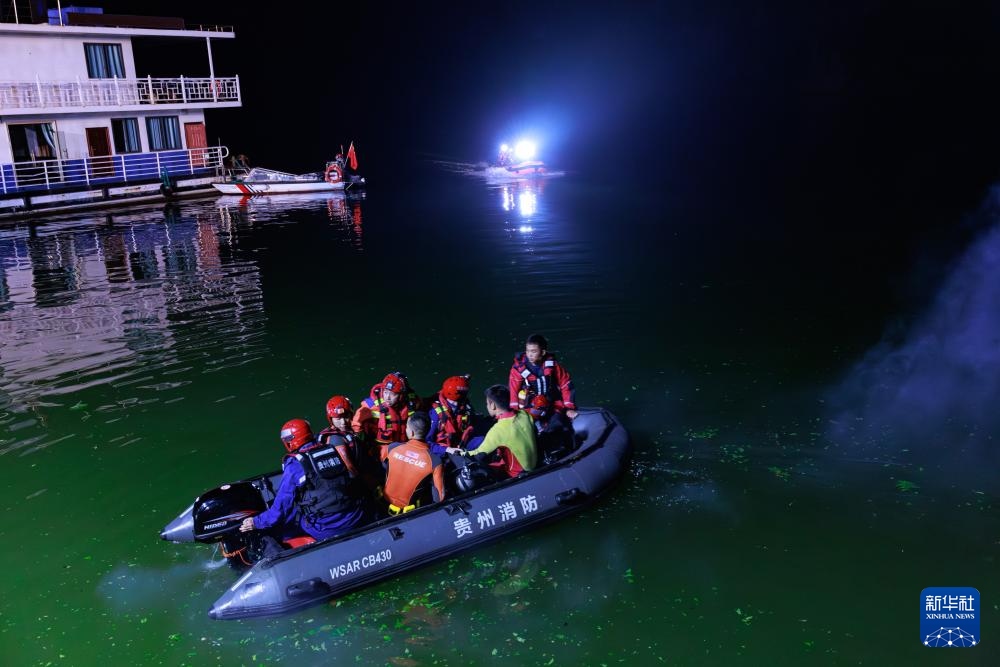 5月5日，救援人員在進(jìn)行搜救。新華社記者 劉續(xù) 攝