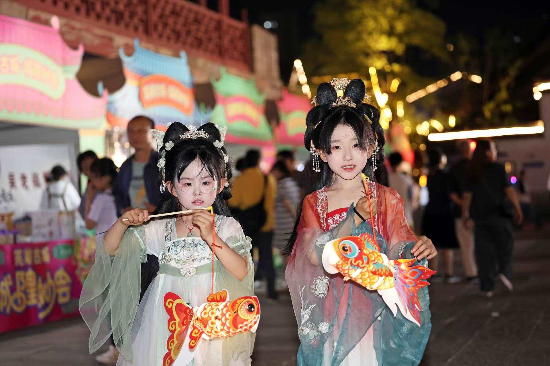 2025年5月2日晚，安徽蕪湖古城，魚燈巡游吸引游人駐足觀看。（圖片來源：視覺中國）