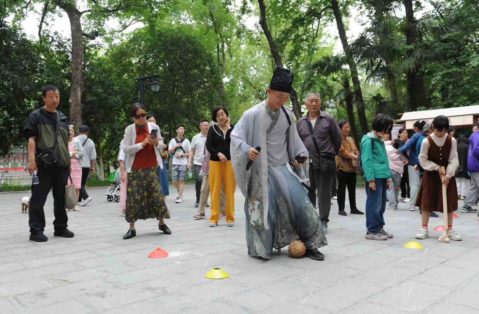 2025年5月3日，安徽省合肥市包公園景區(qū)，游客正在參與“蹴鞠”體育活動(dòng)。（圖片來源：視覺中國）