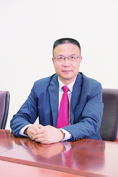 徐飛 教授、博士生導師。歷任上海交通大學副校長、西南交通大學校長、上海財經(jīng)大學常務副校長，現(xiàn)任福耀科技大學常務副校長。國務院政府特殊津貼專家。先后兼任中國鐵道學會副理事長，中國管理學會組織與戰(zhàn)略專業(yè)委員會副主任，教育部高等學校創(chuàng)新創(chuàng)業(yè)教育指導委員會副主任，中國高等教育學會創(chuàng)新創(chuàng)業(yè)教育分會理事長，中國高質量MBA教育認證（CAMEA）工作委員會副主任，中國職業(yè)技術教育學會副會長等。主要研究領域為戰(zhàn)略管理、競爭戰(zhàn)略與博弈論、創(chuàng)新創(chuàng)業(yè)、跨文化戰(zhàn)略領導力等。出版著作20余部。