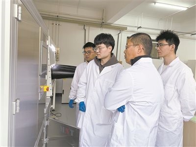 圖為安工大材料科學(xué)與工程學(xué)院碩士研究生余威（右一）在實驗室開展研究。安工大供圖