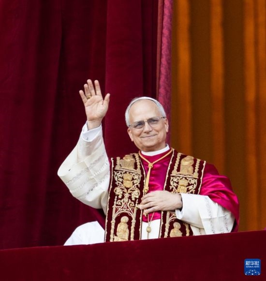 5月8日，在梵蒂岡城，來(lái)自美國(guó)的樞機(jī)主教羅伯特·普雷沃斯特當(dāng)選新一任天主教羅馬教皇后向民眾致意。新華社記者 李京 攝