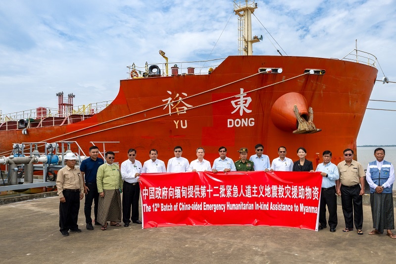 中國(guó)駐緬大使館歐陽(yáng)道冰參贊、仰光省首席部長(zhǎng)梭登及緬有關(guān)部門官員出席交接儀式。人民網(wǎng)記者 謝佳君攝