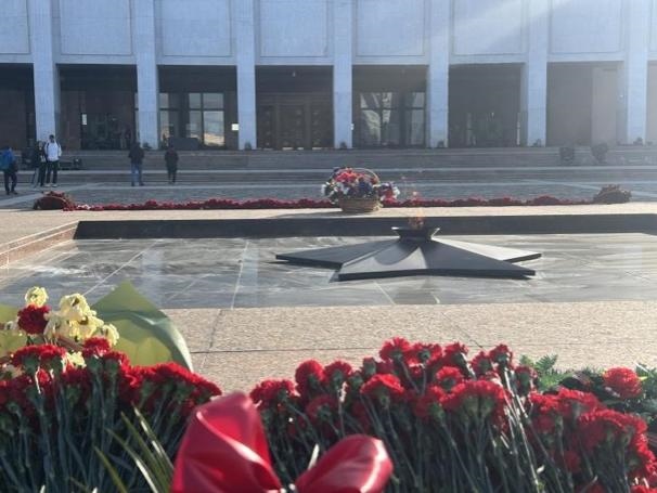 當(dāng)?shù)貢r間5月6日下午，莫斯科勝利廣場上的長明火兩旁放滿鮮花。