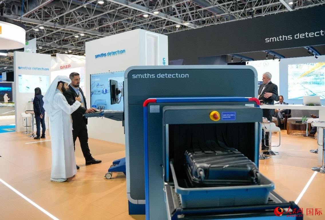 參展商體驗安檢設(shè)施。人民網(wǎng)塔里克·易卜拉欣攝