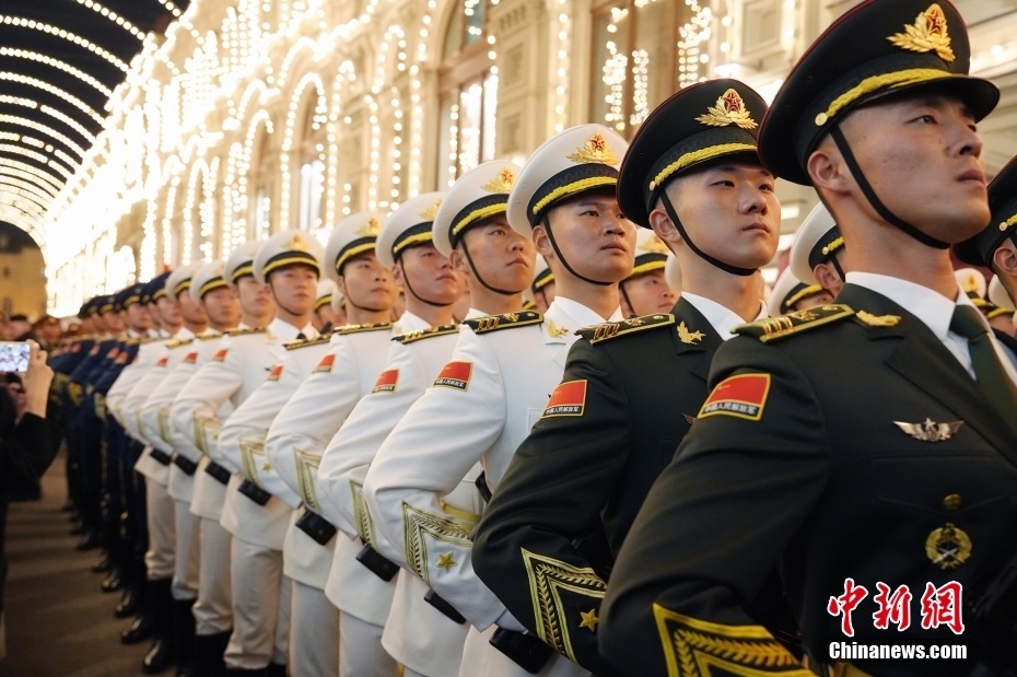 當(dāng)?shù)貢r(shí)間5月3日晚，俄羅斯首都莫斯科，俄羅斯紀(jì)念衛(wèi)國戰(zhàn)爭(zhēng)勝利80周年閱兵式第二次彩排，中國人民解放軍儀仗司禮大隊(duì)震撼亮相，受到華僑華人、留學(xué)生和當(dāng)?shù)孛癖姛崃覛g迎。中新社記者 田冰 攝