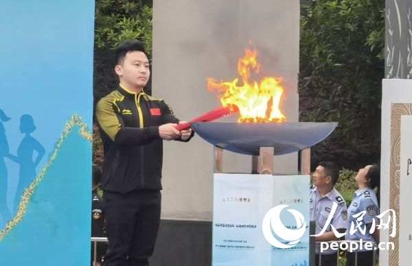在活動(dòng)開幕式上，馮喆點(diǎn)燃火炬。人民網(wǎng)記者 楊磊攝