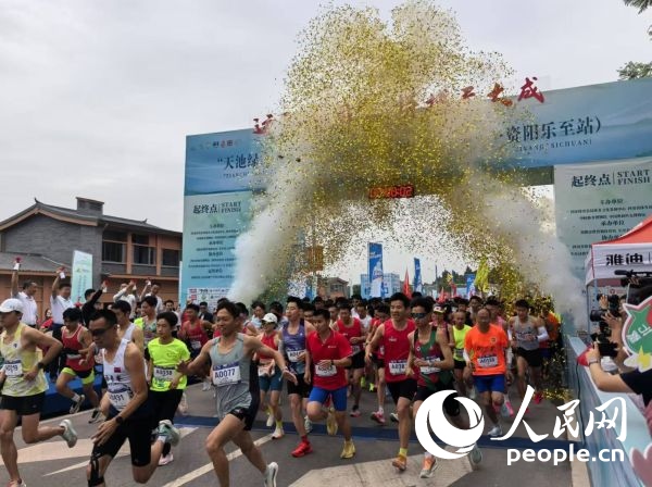 全民健身跑參賽選手沖出起點(diǎn)。人民網(wǎng)記者 楊磊攝