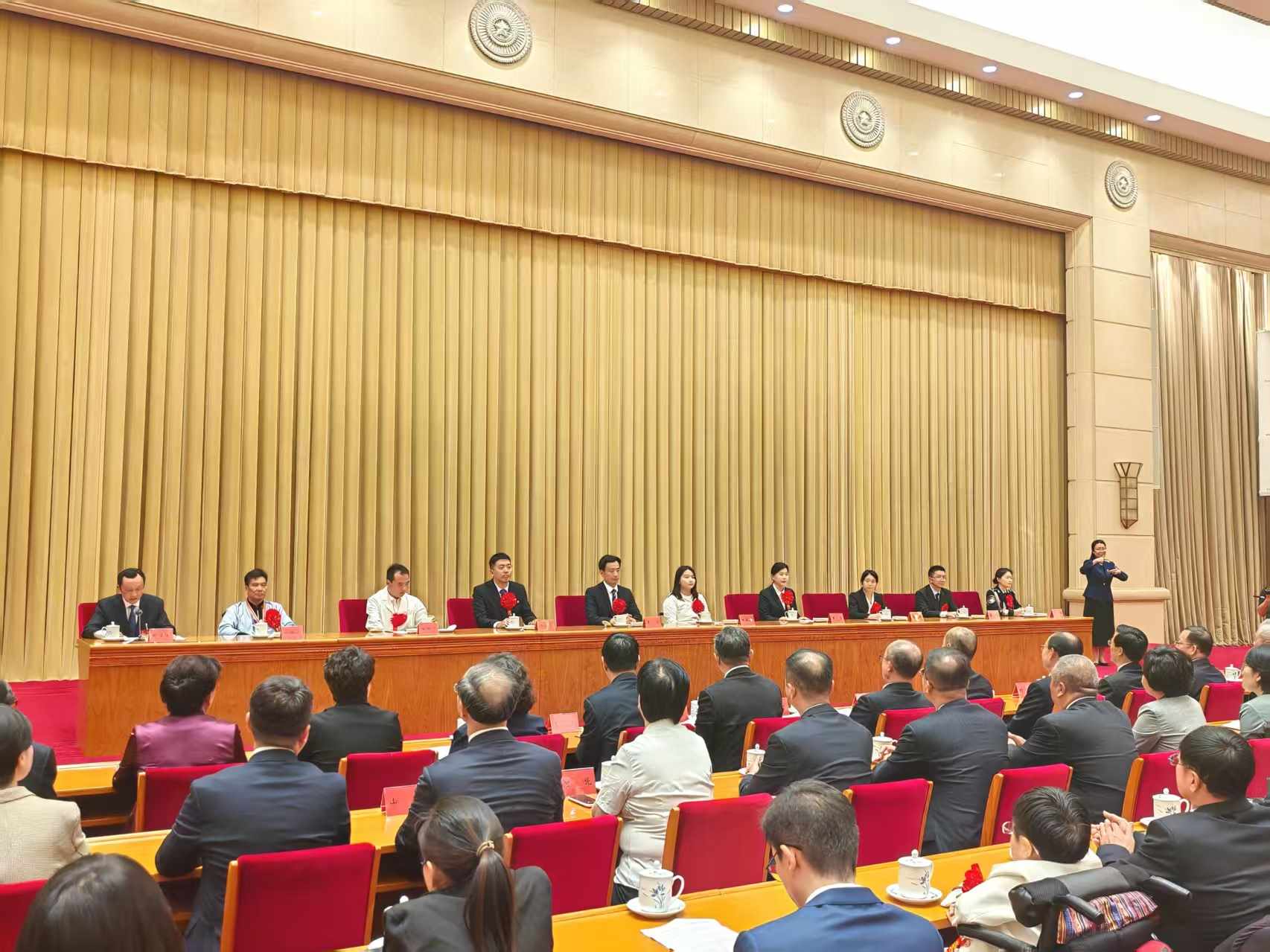 第七次全國自強模范暨助殘先進事跡首場報告會現(xiàn)場。 人民網(wǎng)記者 王子鋒攝