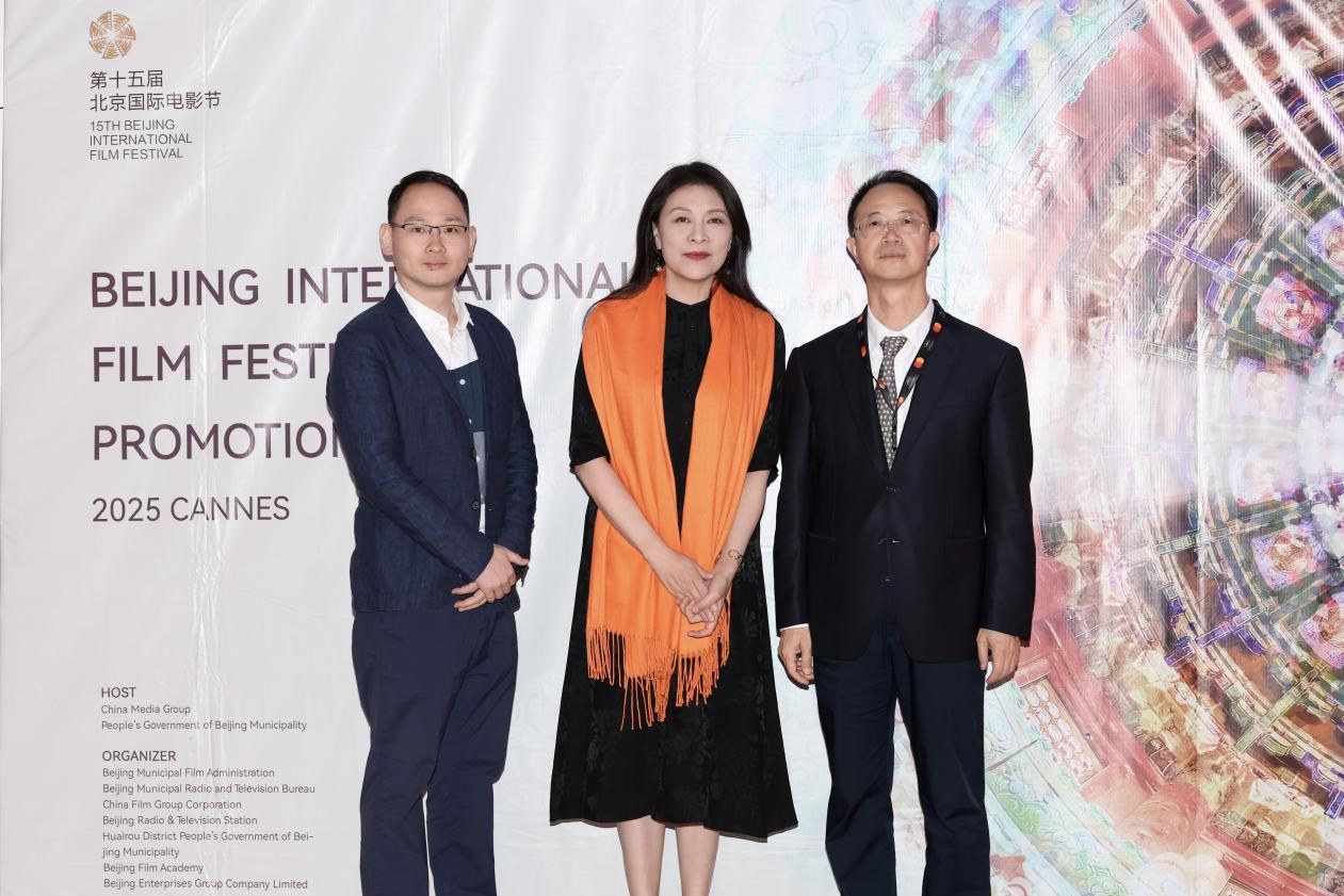 余俊生（右一）與《走走停停》導(dǎo)演龍飛（左一）、演員岳紅（左二）合影。主辦方供圖