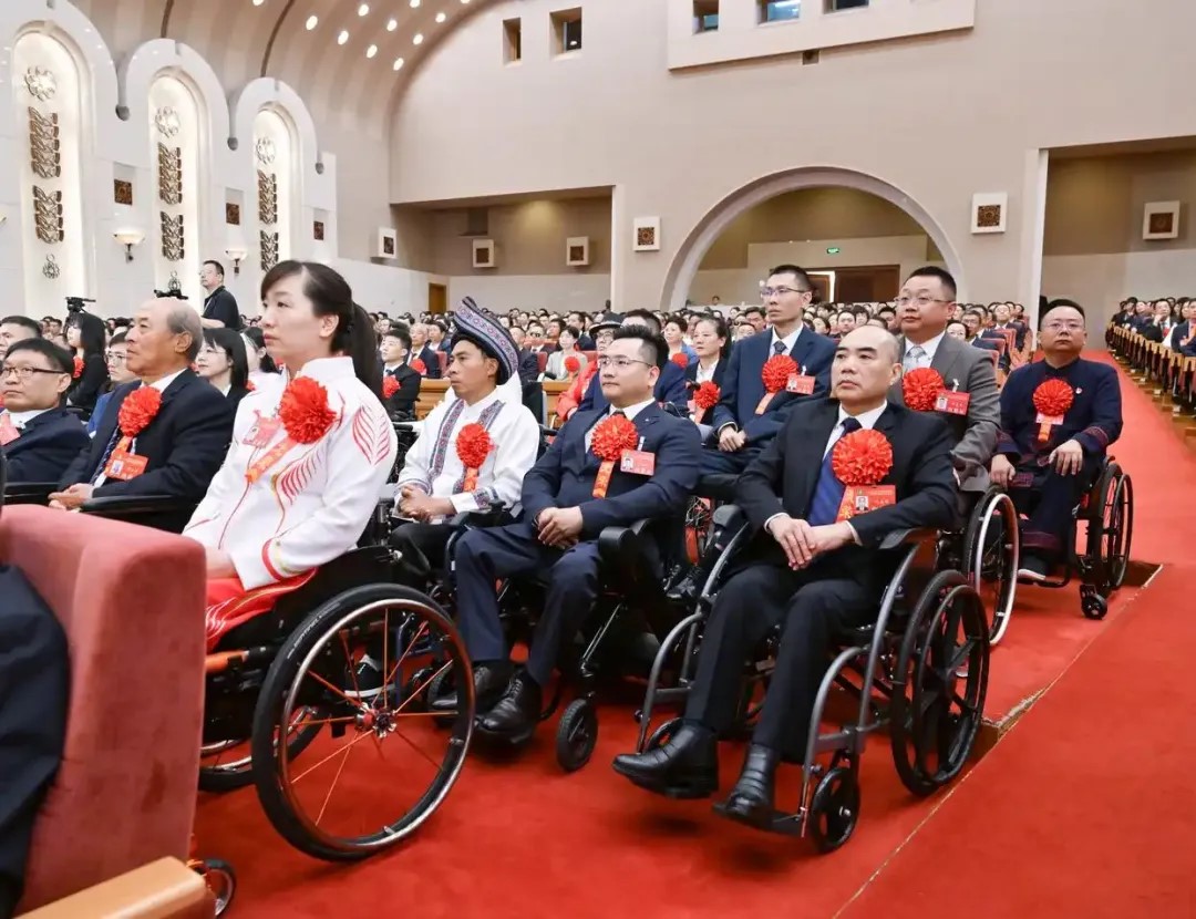 2025年5月16日，第七次全國(guó)自強(qiáng)模范暨助殘先進(jìn)表彰大會(huì)在北京召開。大會(huì)表彰了200名“全國(guó)自強(qiáng)模范”、200個(gè)“全國(guó)殘疾人工作先進(jìn)集體”和60名“全國(guó)殘疾人工作先進(jìn)個(gè)人”。