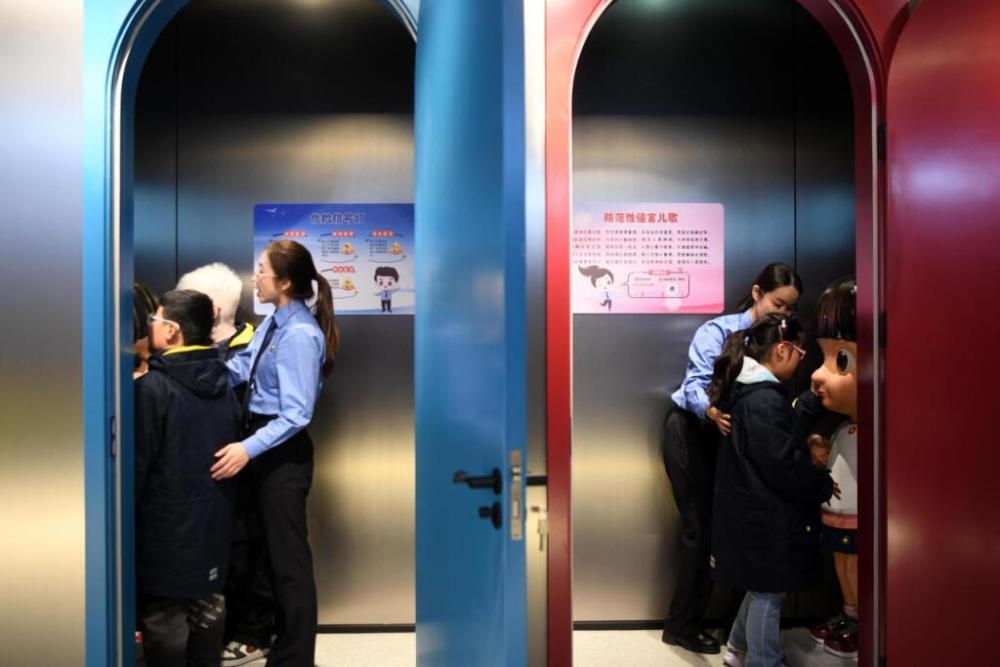 2025年4月2日，殘障兒童在無(wú)障礙青少年法治教育基地體驗(yàn)。