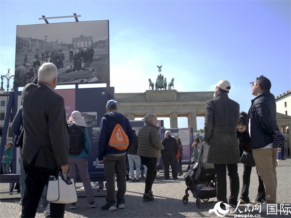 圖為勃蘭登堡門前，市民們在參觀歷史圖片展。人民網(wǎng) 肖晶攝