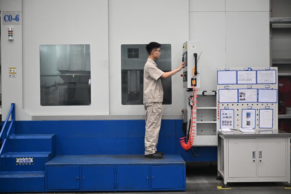 近日，工人在洛陽(yáng)軸承集團(tuán)股份有限公司的智能生產(chǎn)線上作業(yè)。新華社記者 李嘉南 攝