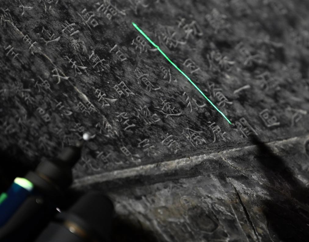 2025年4月9日，龍門石窟研究院工作人員在古陽洞使用關(guān)節(jié)臂掃描儀對(duì)《龍門二十品》之一進(jìn)行數(shù)字化掃描。新華社記者 李嘉南 攝