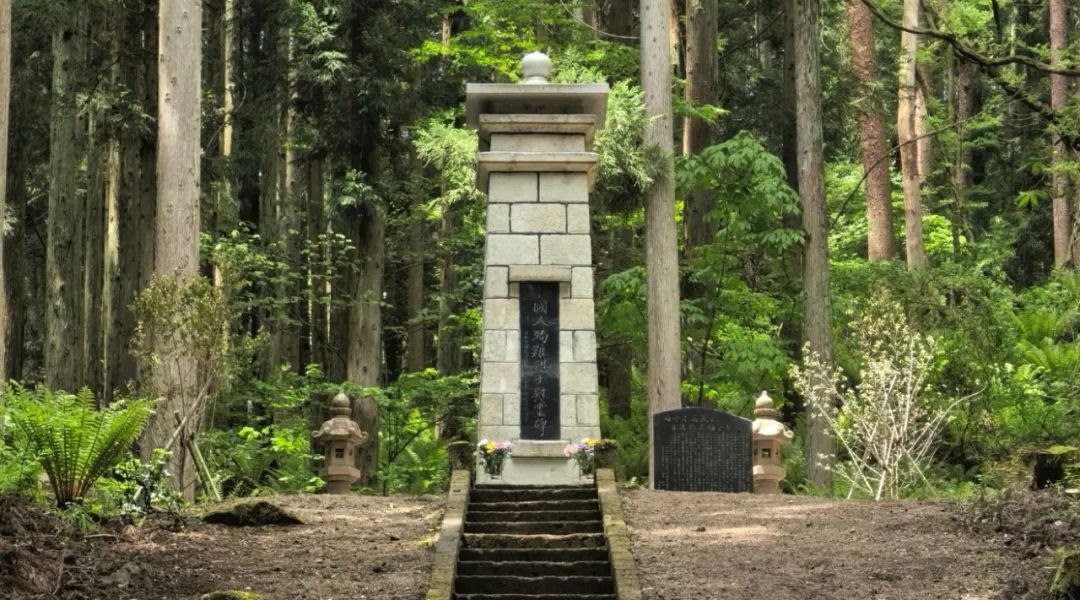 福島縣豬苗代町中國(guó)殉難勞工慰靈碑修繕完工暨植樹祭掃儀式舉行。中國(guó)駐新潟總領(lǐng)館供圖