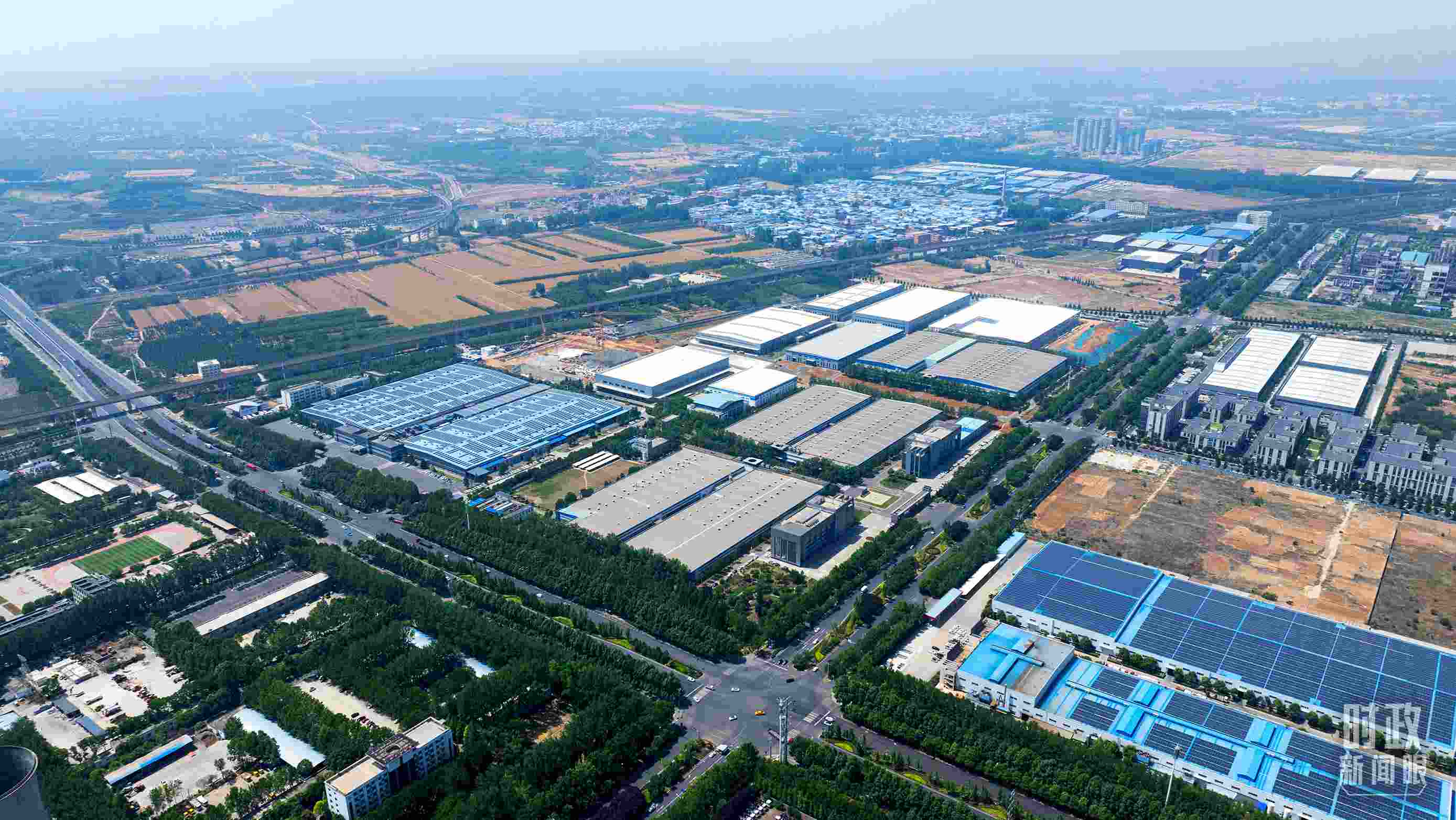 △俯瞰洛陽(yáng)軸承集團(tuán)股份有限公司。（總臺(tái)央視記者范凱拍攝）