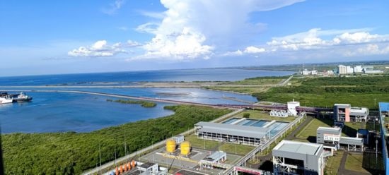 這是5月18日拍攝的紅樹林環(huán)繞的爪哇7號(hào)燃煤電站。記者 曹凱 攝