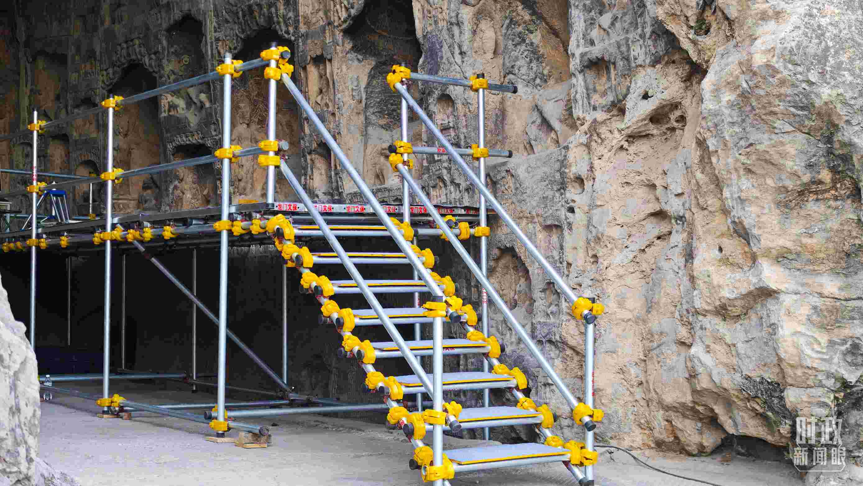 △龍門石窟古陽(yáng)洞文物修護(hù)現(xiàn)場(chǎng)。（總臺(tái)央廣記者潘毅拍攝）